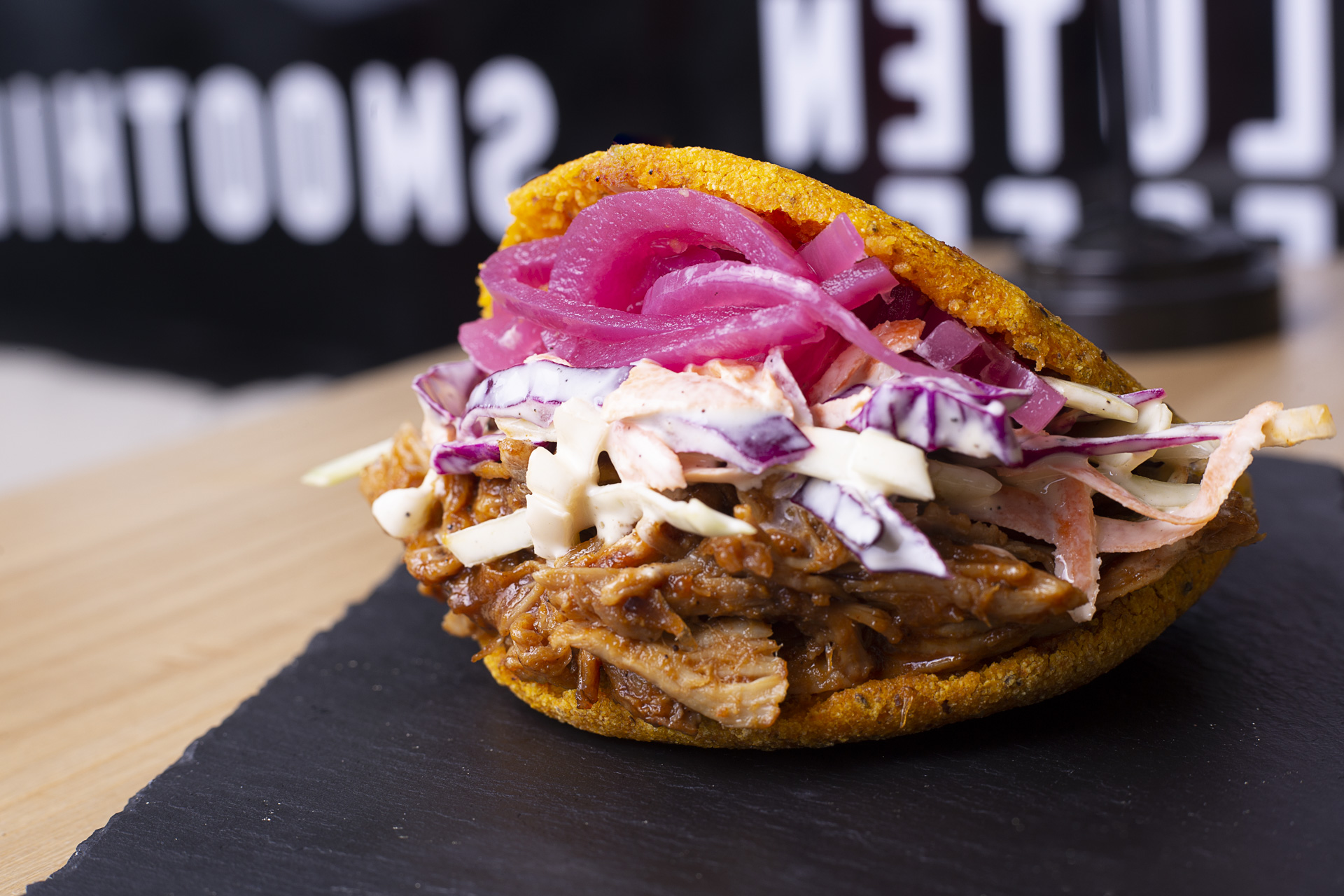 Arepa con vegetales y flores comestibles