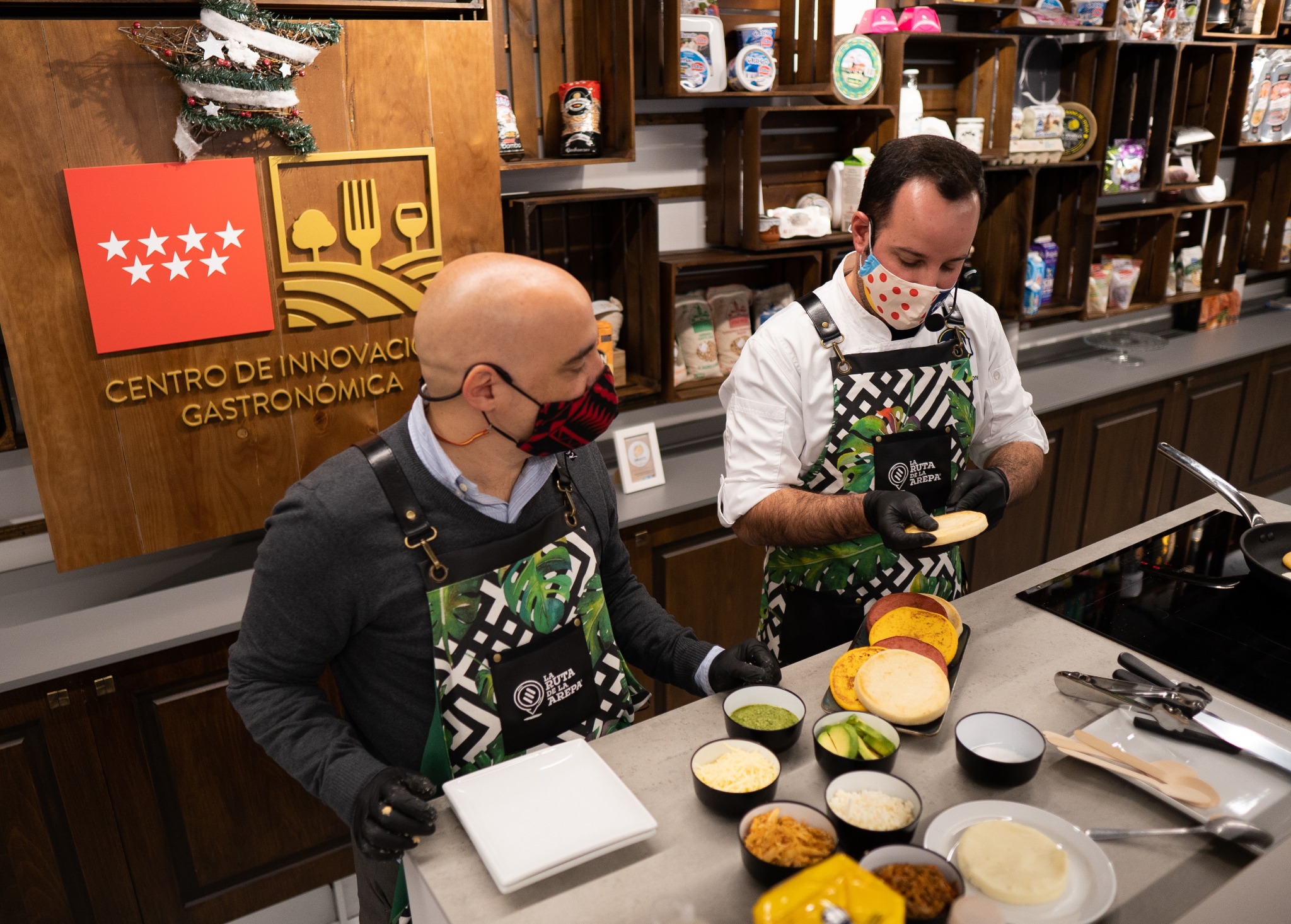 Chefs preparando platos en una cocina