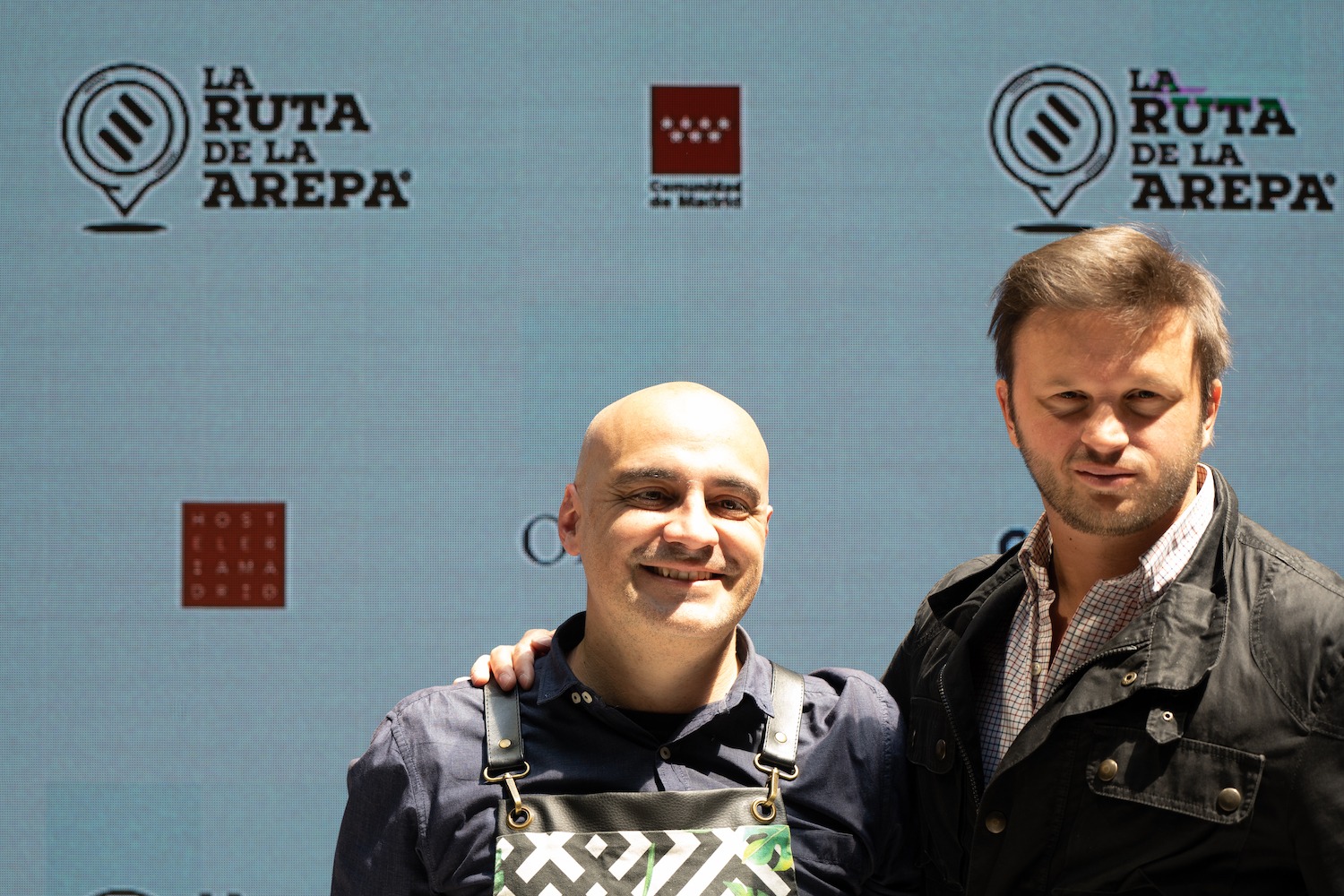 Dos participantes ante el panel de La Ruta