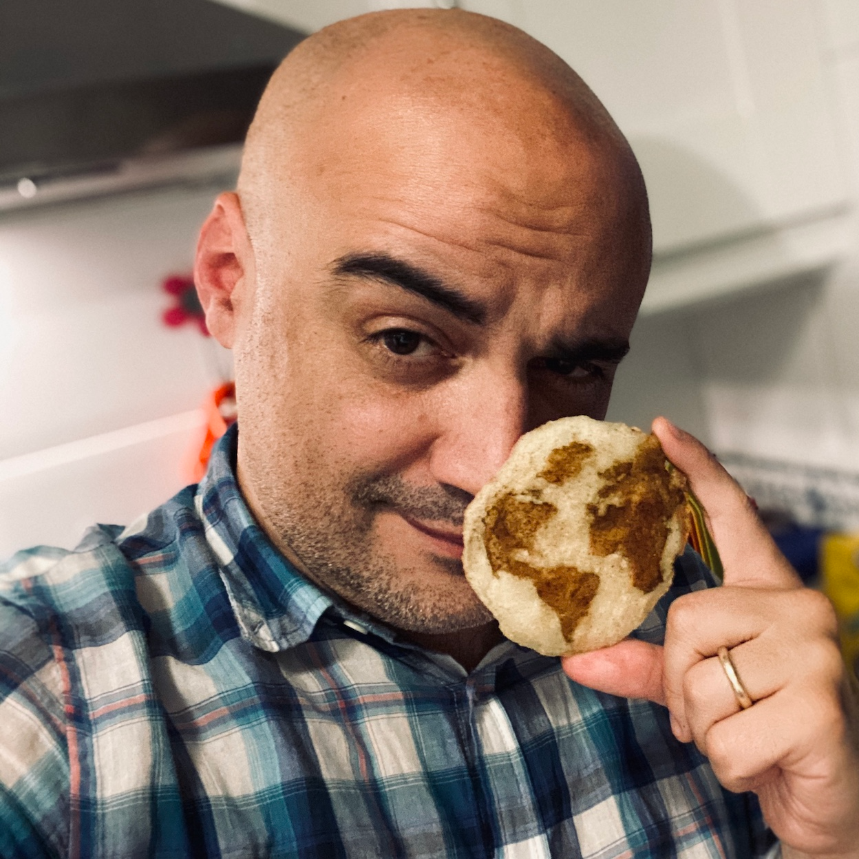 Participante con una arepa durante La Ruta