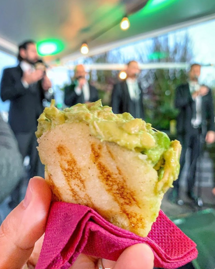 Arepa presentada al público en un evento