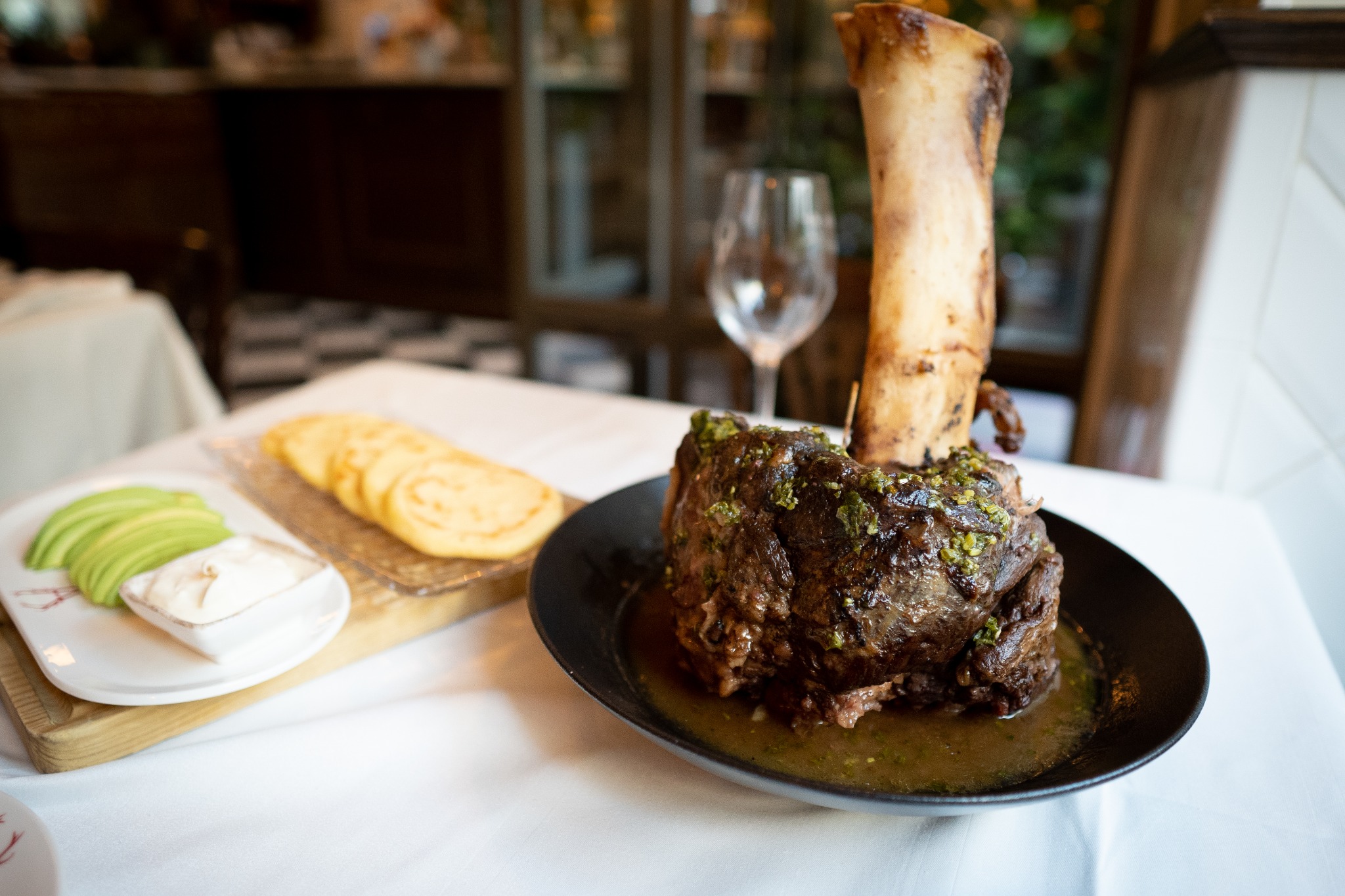 Plato de carne presentado en un restaurante