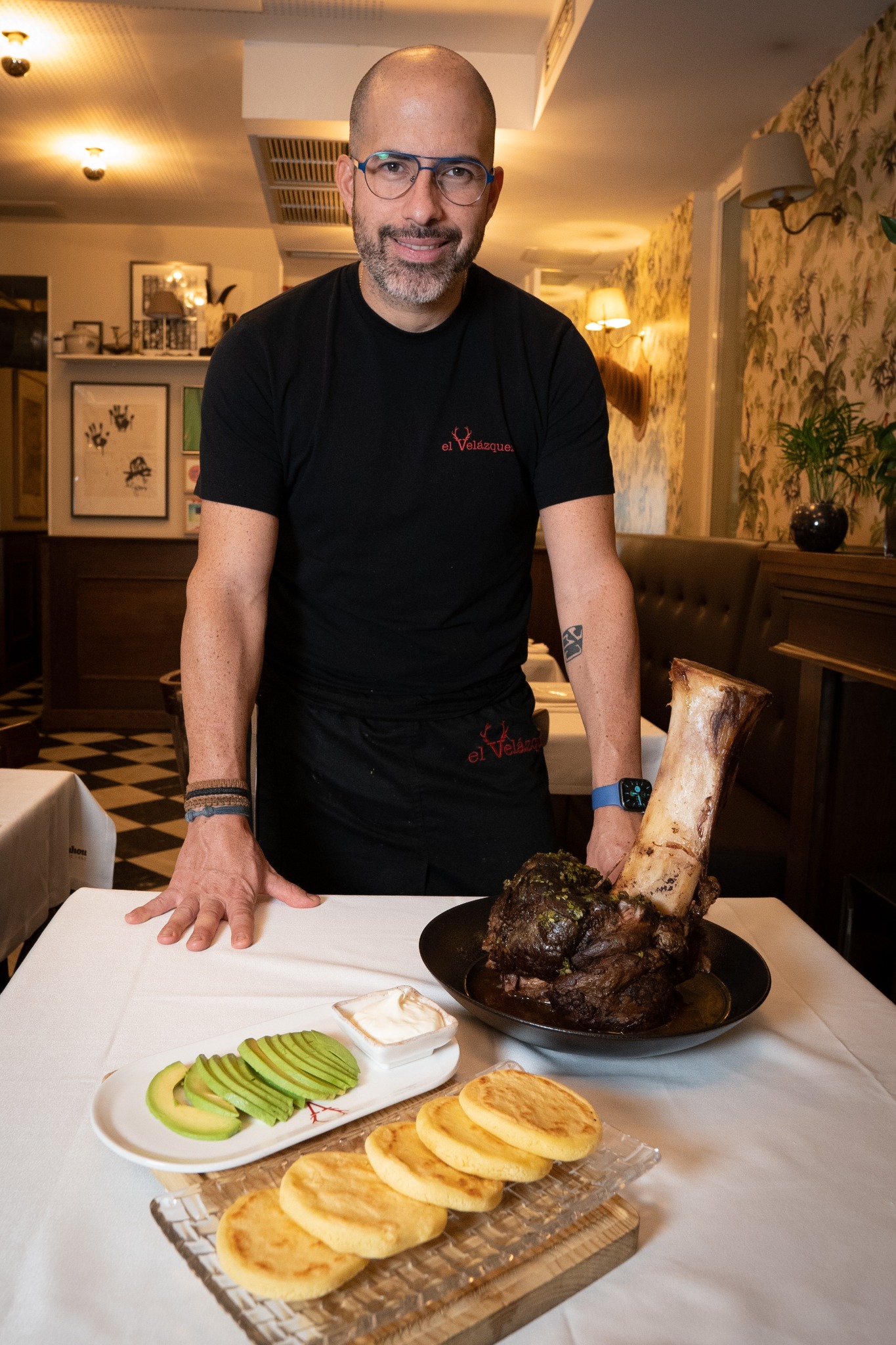 Chef junto a un plato de su cocina