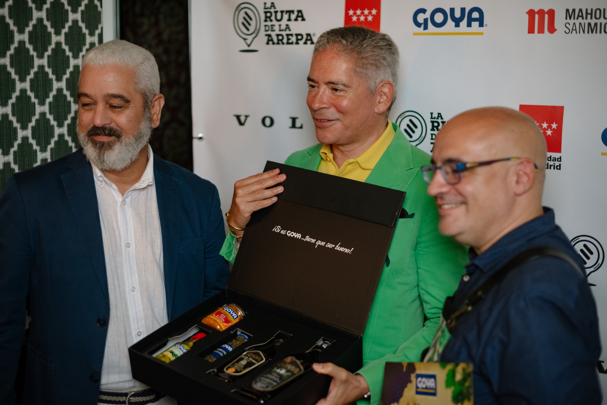 Participantes presentan un reconocimiento de La Ruta