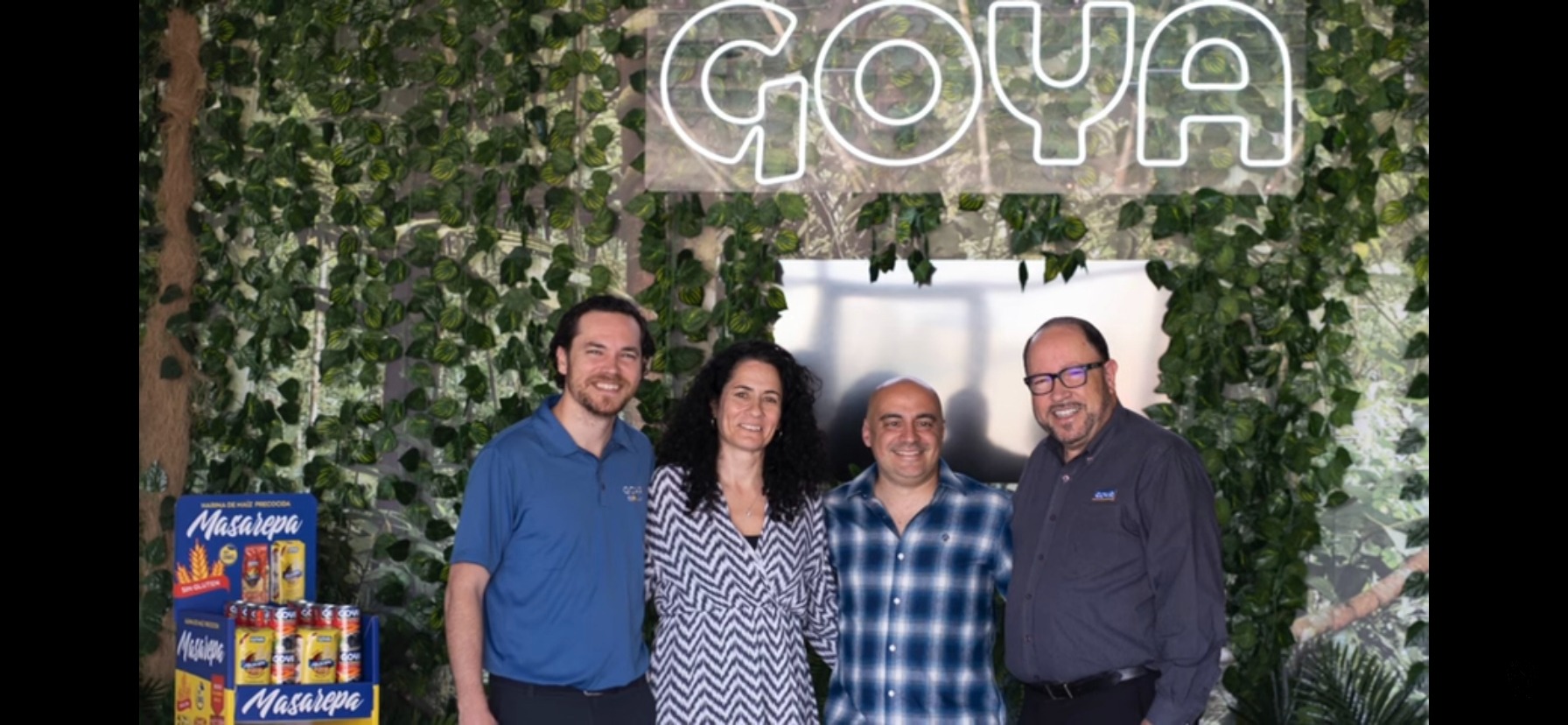 Grupo de participantes ante el espacio de Goya