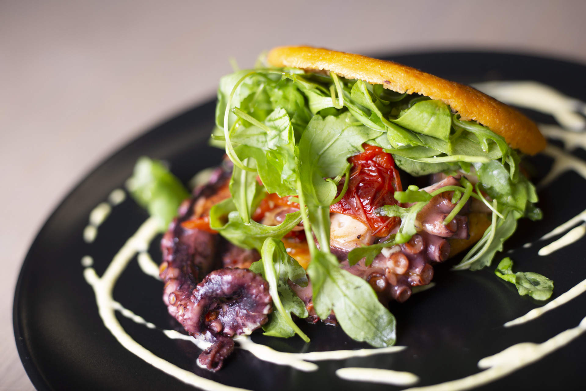 Arepa servida con vegetales frescos