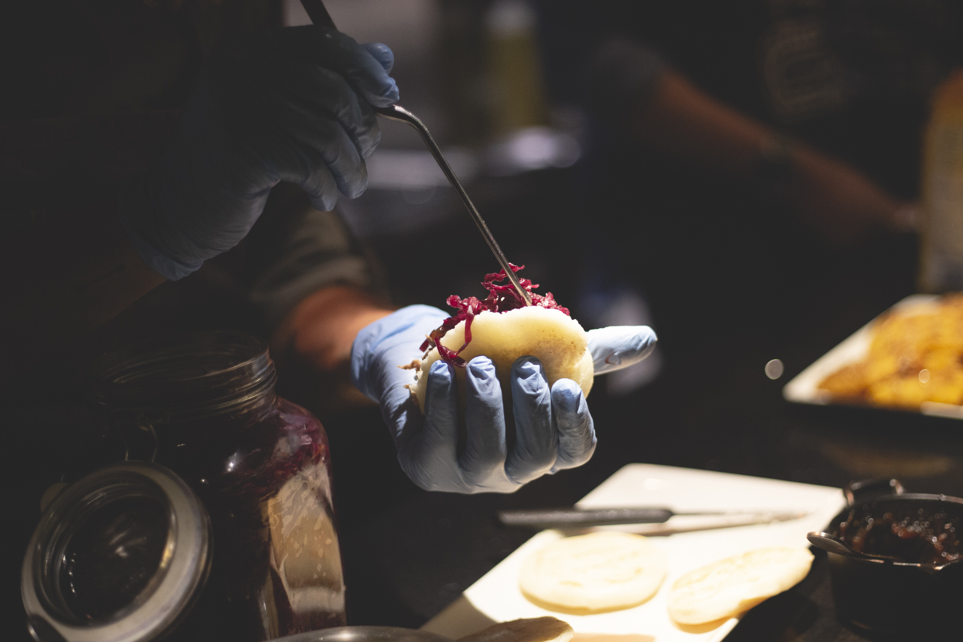 Preparación de un plato en la cocina