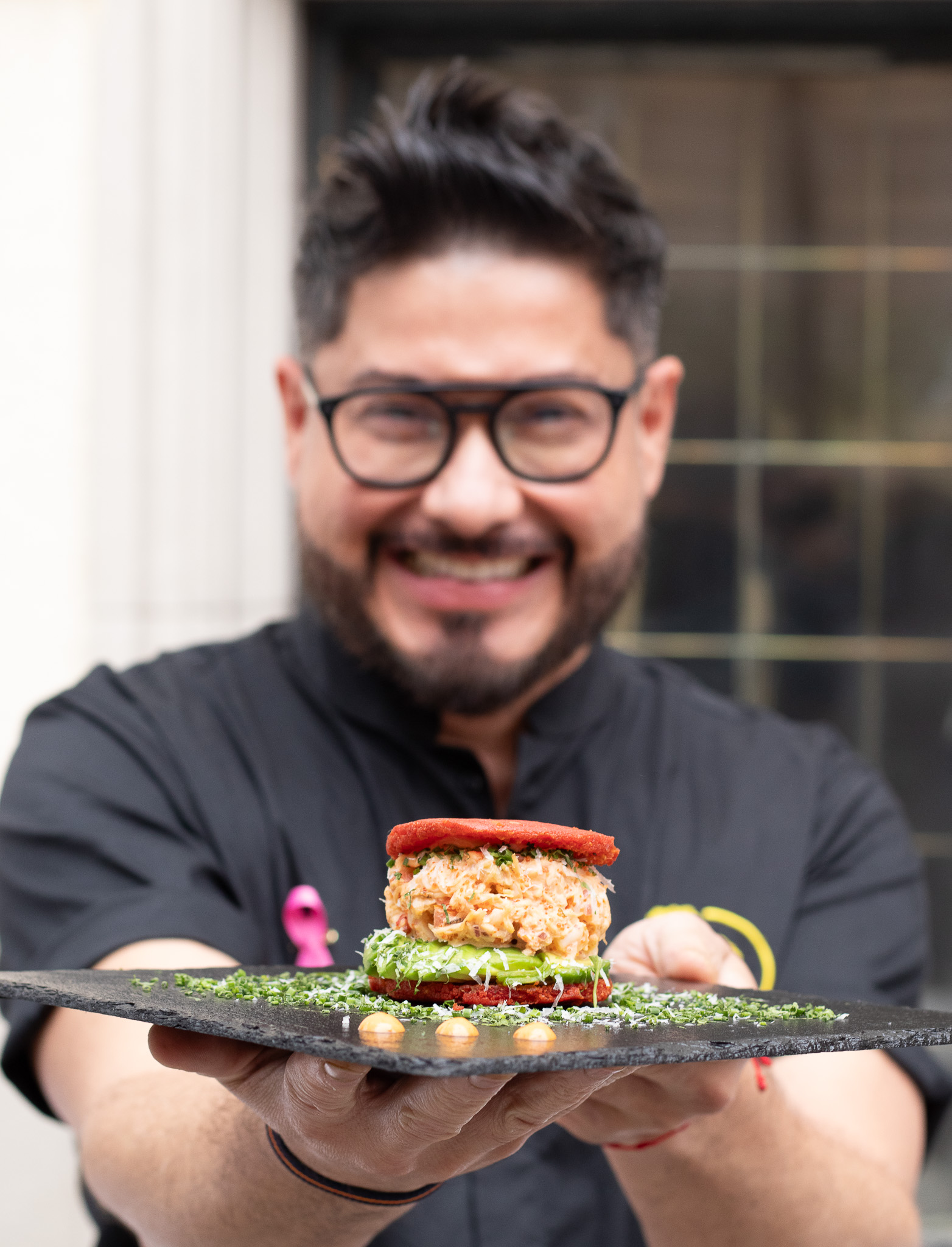 Chef muestra una arepa recién preparada