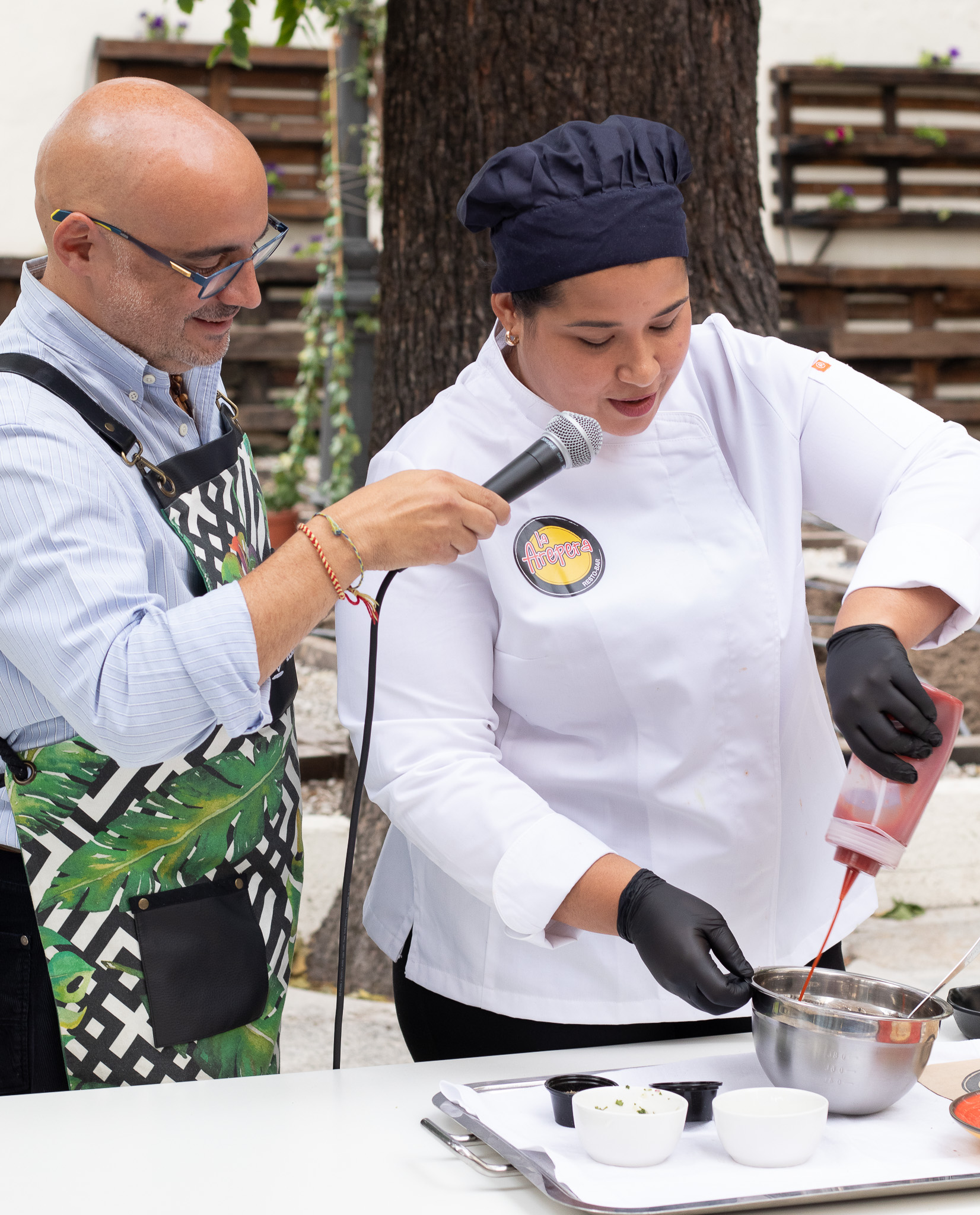 Participantes trabajando juntos en la cocina