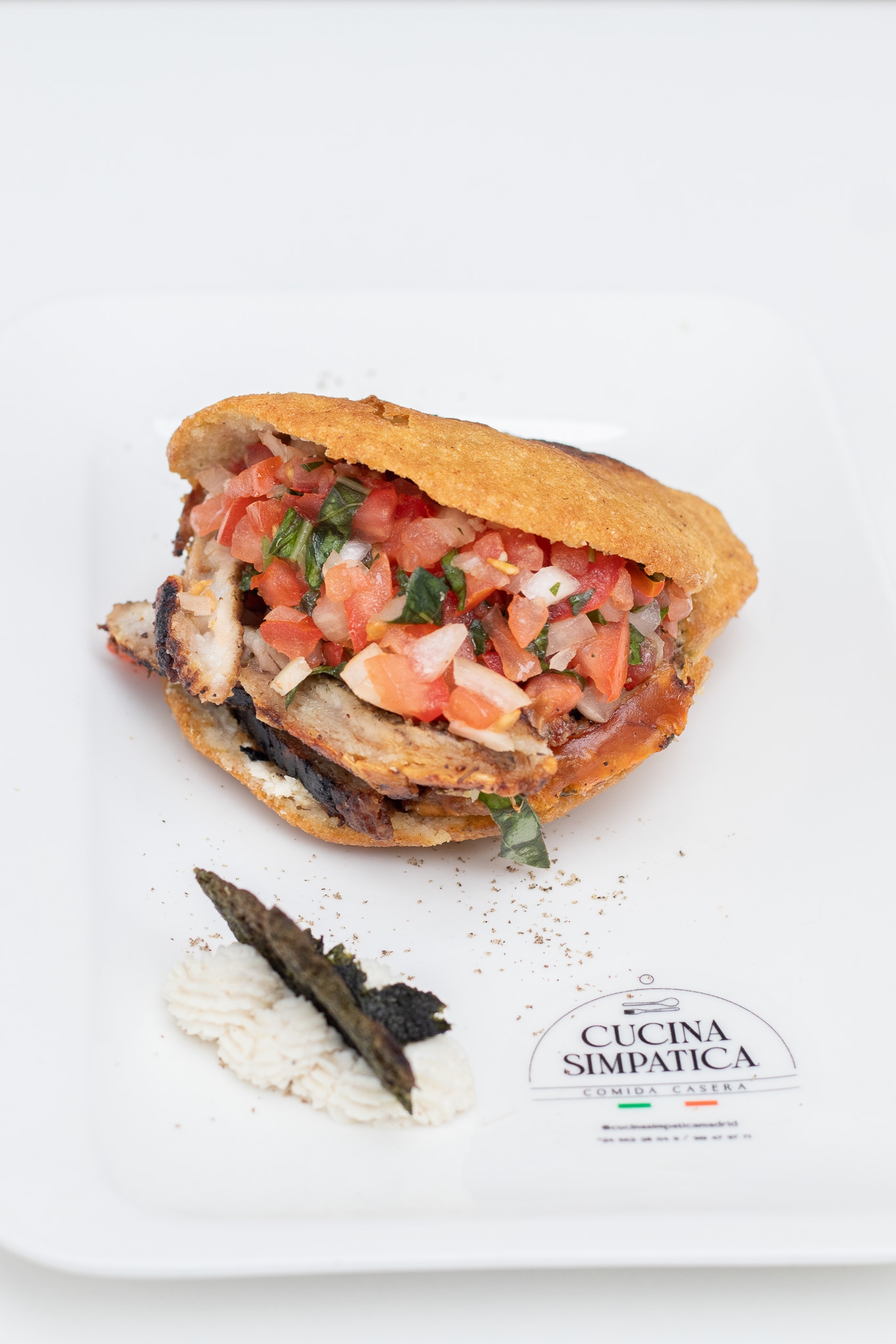 Arepa presentada sobre un fondo claro