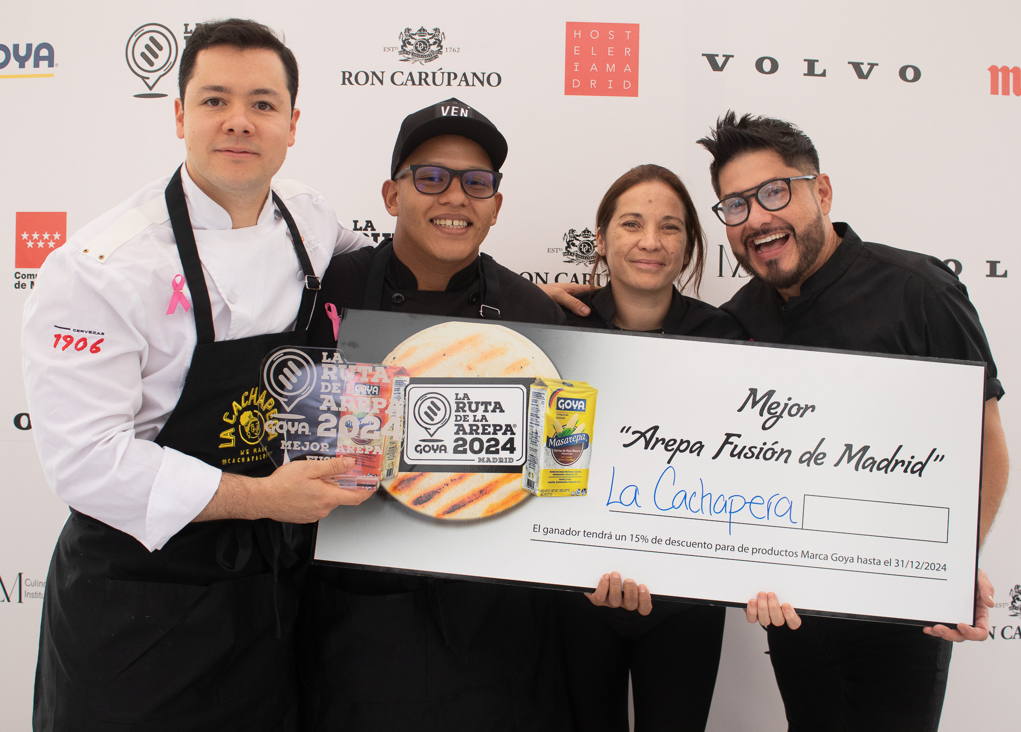 Ganadores posan con el premio del campeonato