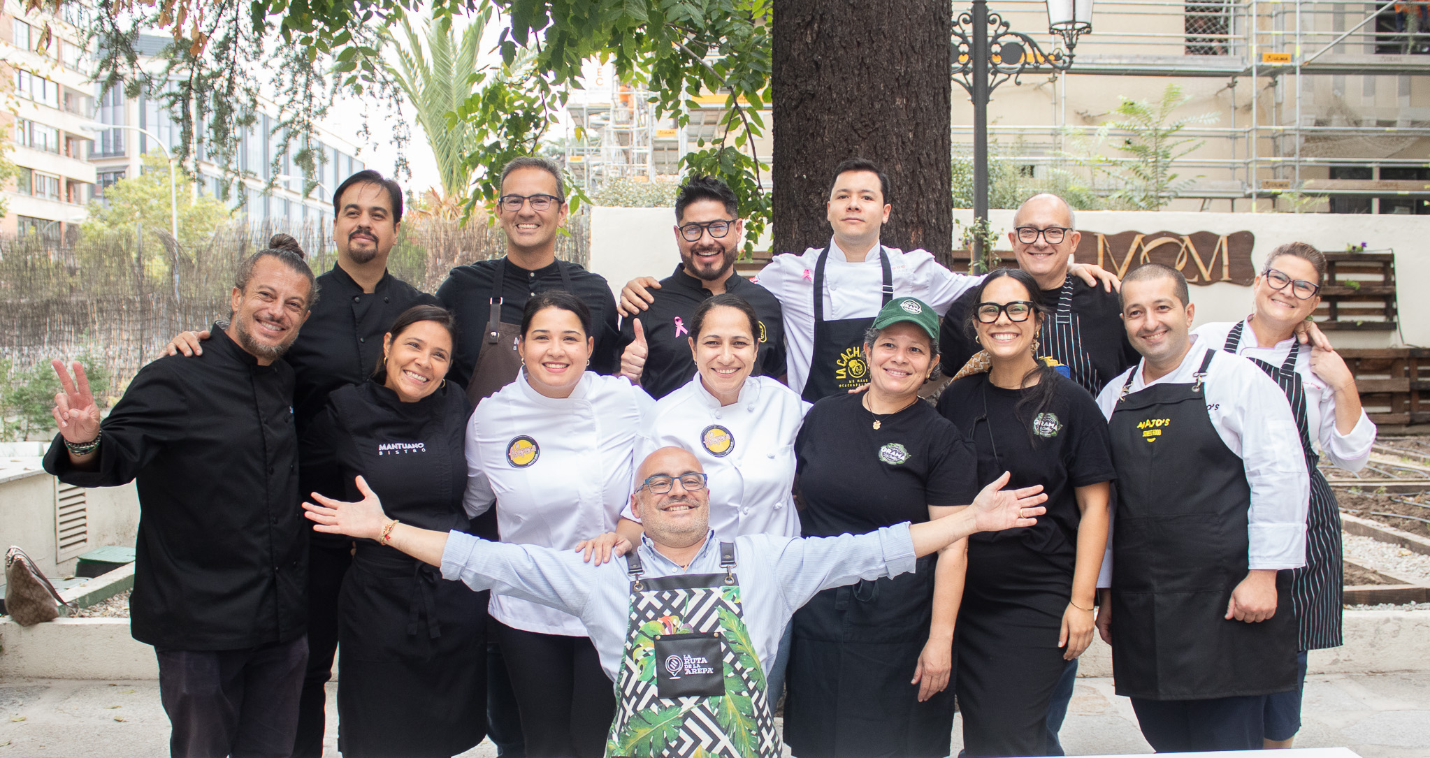 Chefs y participantes celebrando juntos en La Ruta