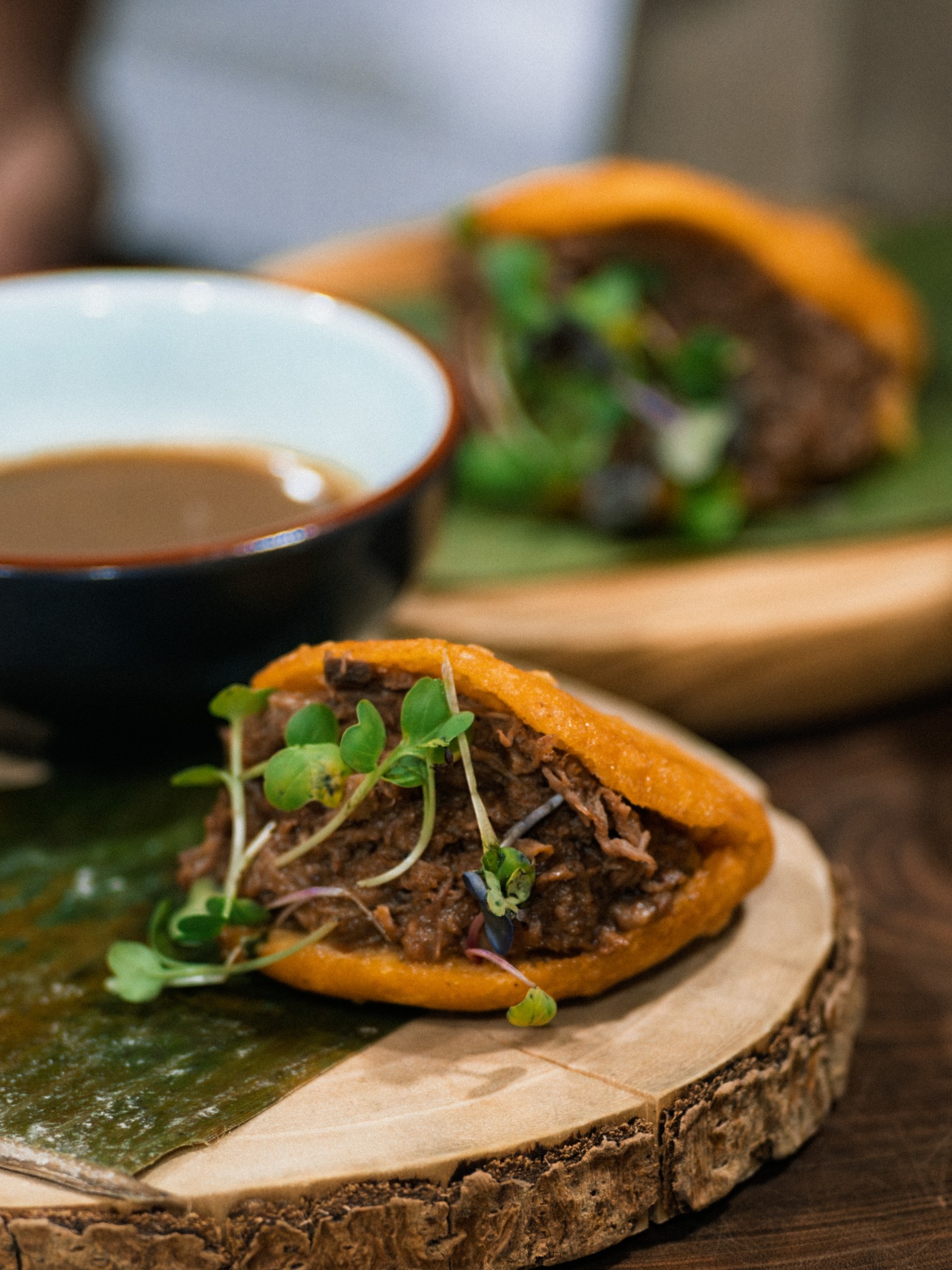 Chef presentando una arepa